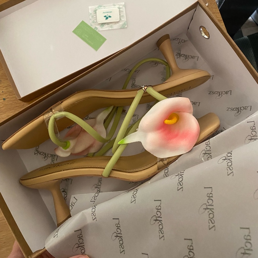 New in box pink calla lily flower box toe nude heels